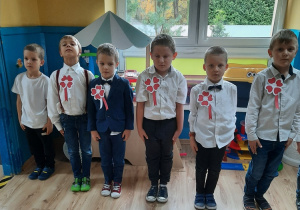 Chłopcy stoją na baczność do Hymnu Polski